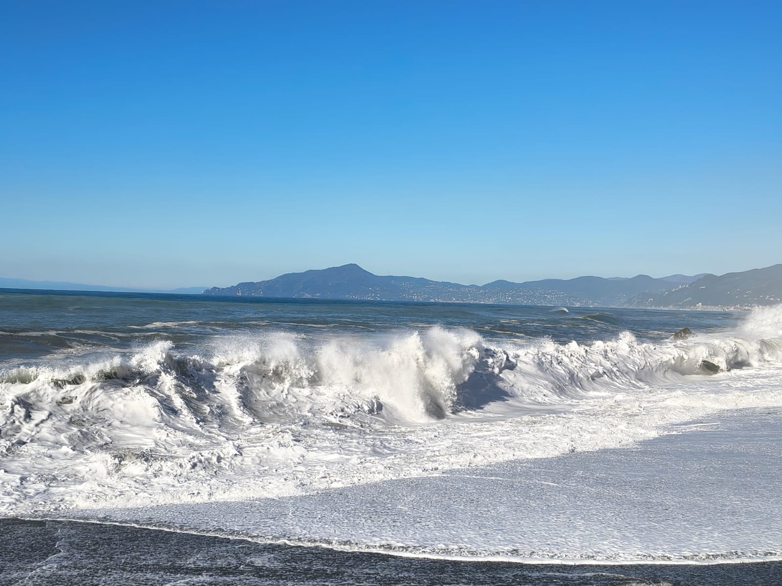 Onde fino a 5,5 metri nel Mar Ligure con...